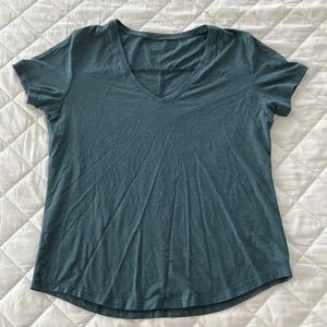 🌸Alphalete V Neck Everyday Shirt